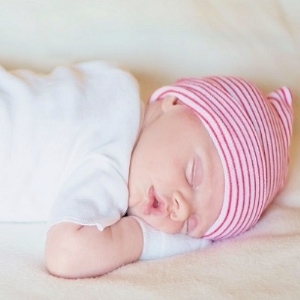 Red & White Single-Ply Newborn Hospital Hat #BC-620RW